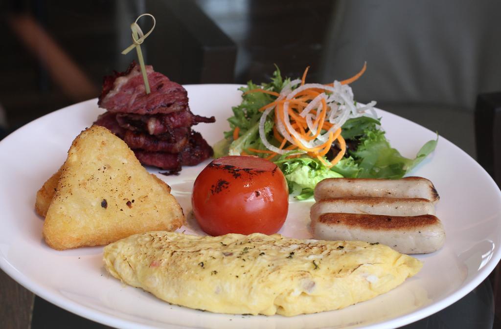 Gtower Hotel Kuala Lumpur Eksteriør billede An omelette with bacon, salad and bread