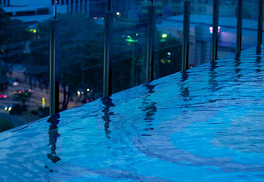 Gtower Hotel Kuala Lumpur Eksteriør billede The glass facade at night